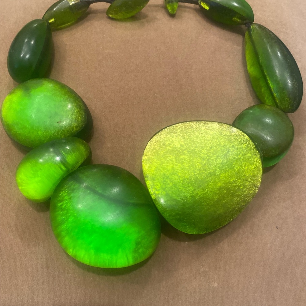 Monies Necklace RARE HUGE GREEN CRACKLE GERDA LYNGGAARD lucite - Picture 4 of 5